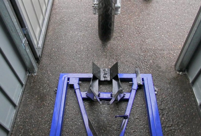 Kolejnice pro vjezd do přístřešku pro motorku