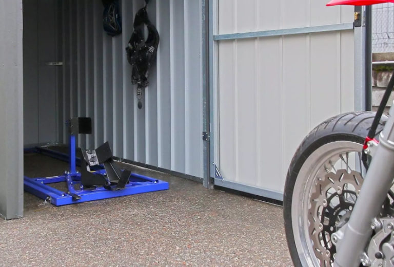 Přístřešek pro motorky kolejnice